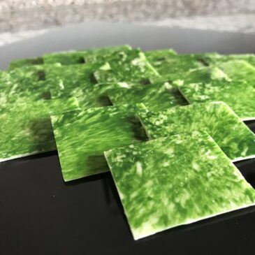 Placchette di cioccolato bianco marmorizzate verdi